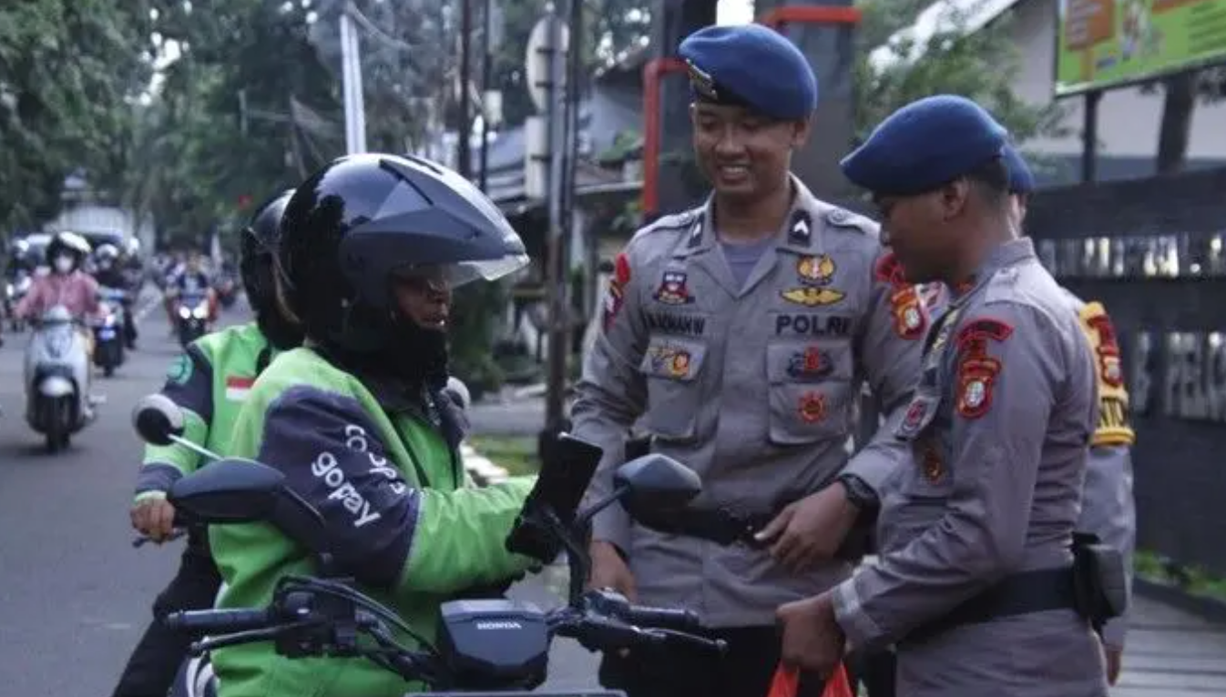 Ramadan Penuh Kepedulian  Brimob Polda Metro Jaya Berbagi Takjil